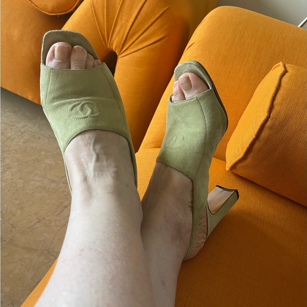 Vintage CHANEL 90’s green Suede OPEN TOED HEELS